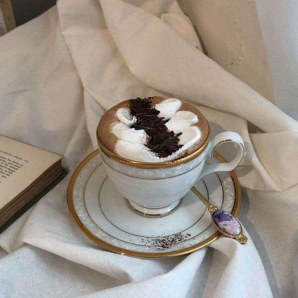 Taza de café sobre una mesa con ambiente cálido y tranquilo